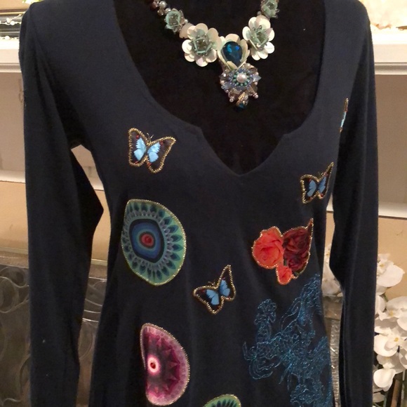 Beautiful top - Picture 3 of 8